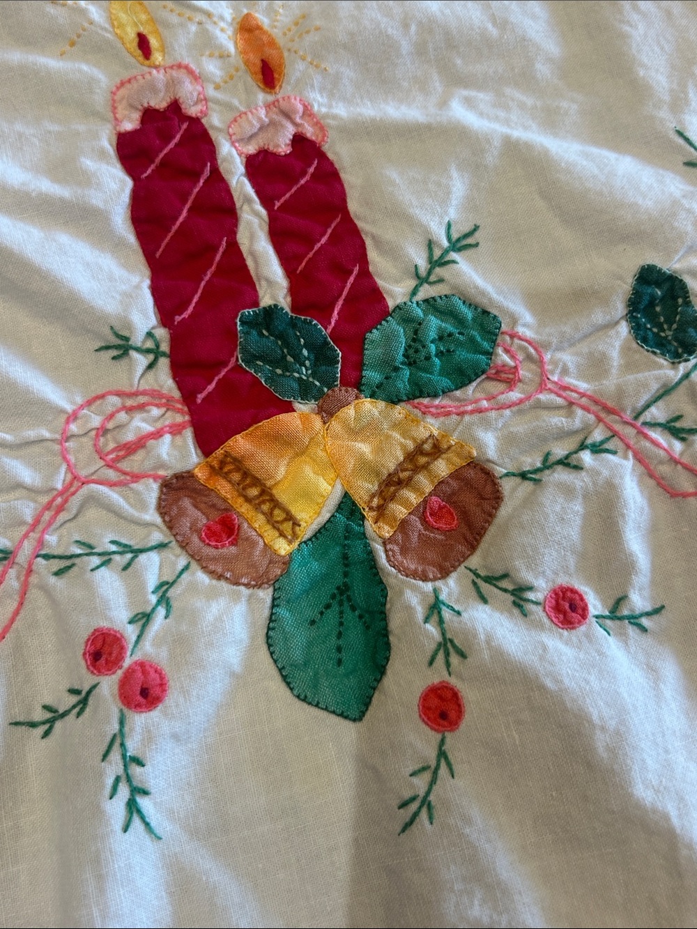 Vintage White Tablecloth with Red and Green Embroidered Wreath Motifs - Picture 5 of 14